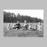 022-0475 Therese Preiksch mit ihren Kindern am Muttertag im Jahre 1944.jpg